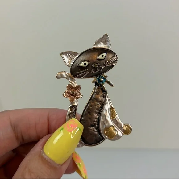 Kitschy Cat Lady Old Tone Enamel Magnetic Brooch Costume Jewelry Cats vintage ? - Picture 1 of 6